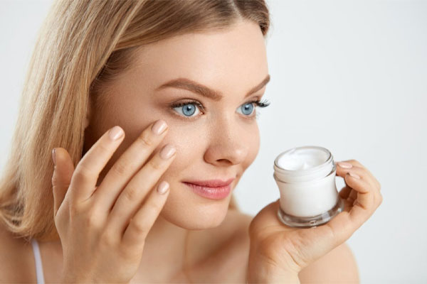 انواع کرم‌های دور چشم خارجی و مناسب برای چه کسانی؟